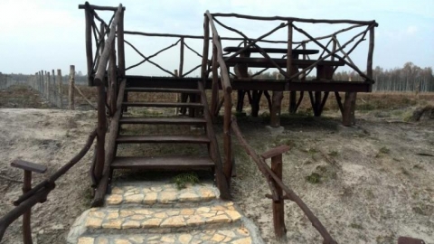 Nowy punkt obserwacyjny w lesie